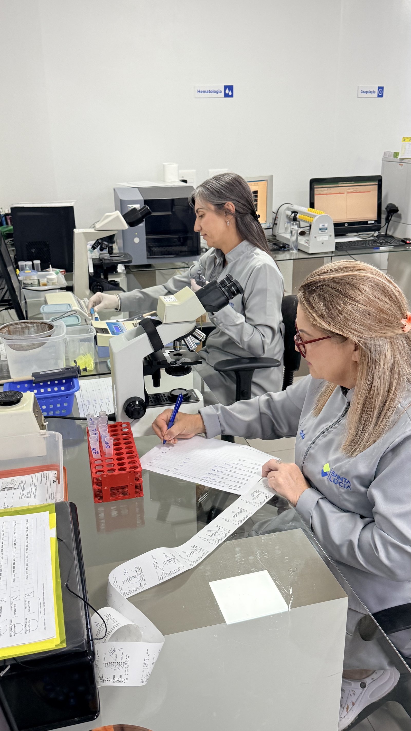 Atendimento e exames laboratoriais no Santa Lúcia
